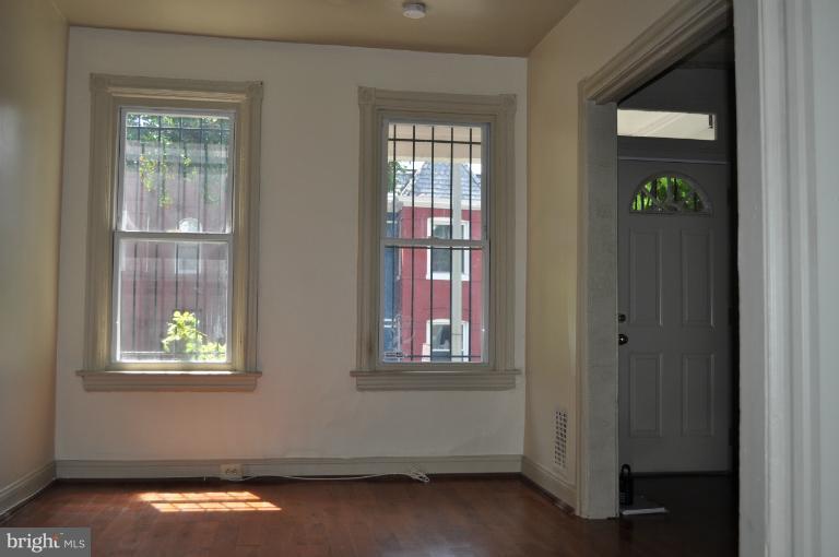 775 Harvard Street Northwest Washington, DC 20001 - Photo 7 of 11 Living Room