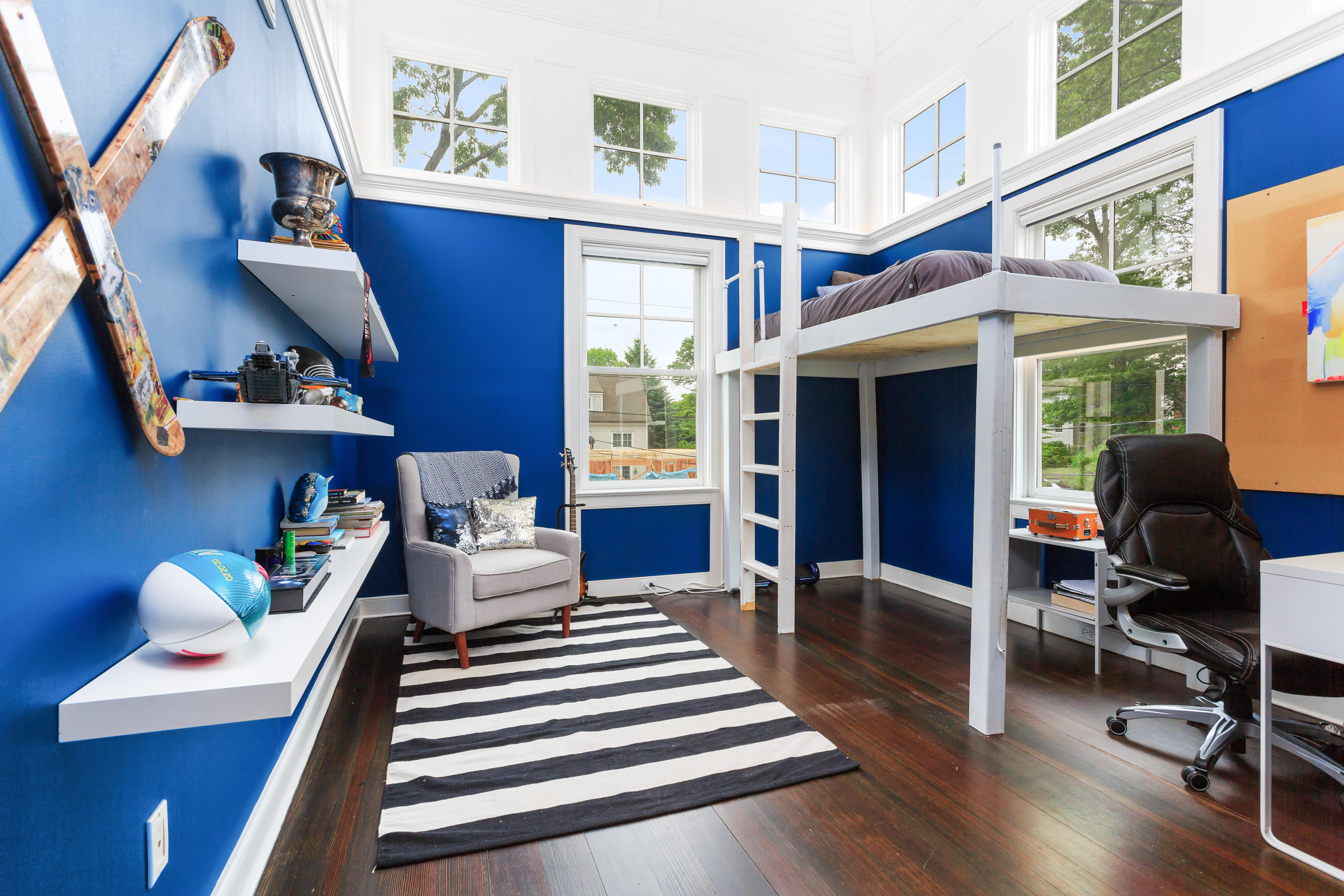 29 Pine Point Road Rowayton, CT 06853 - Photo 10 of 21 a living room with furniture bathtub and wooden floor