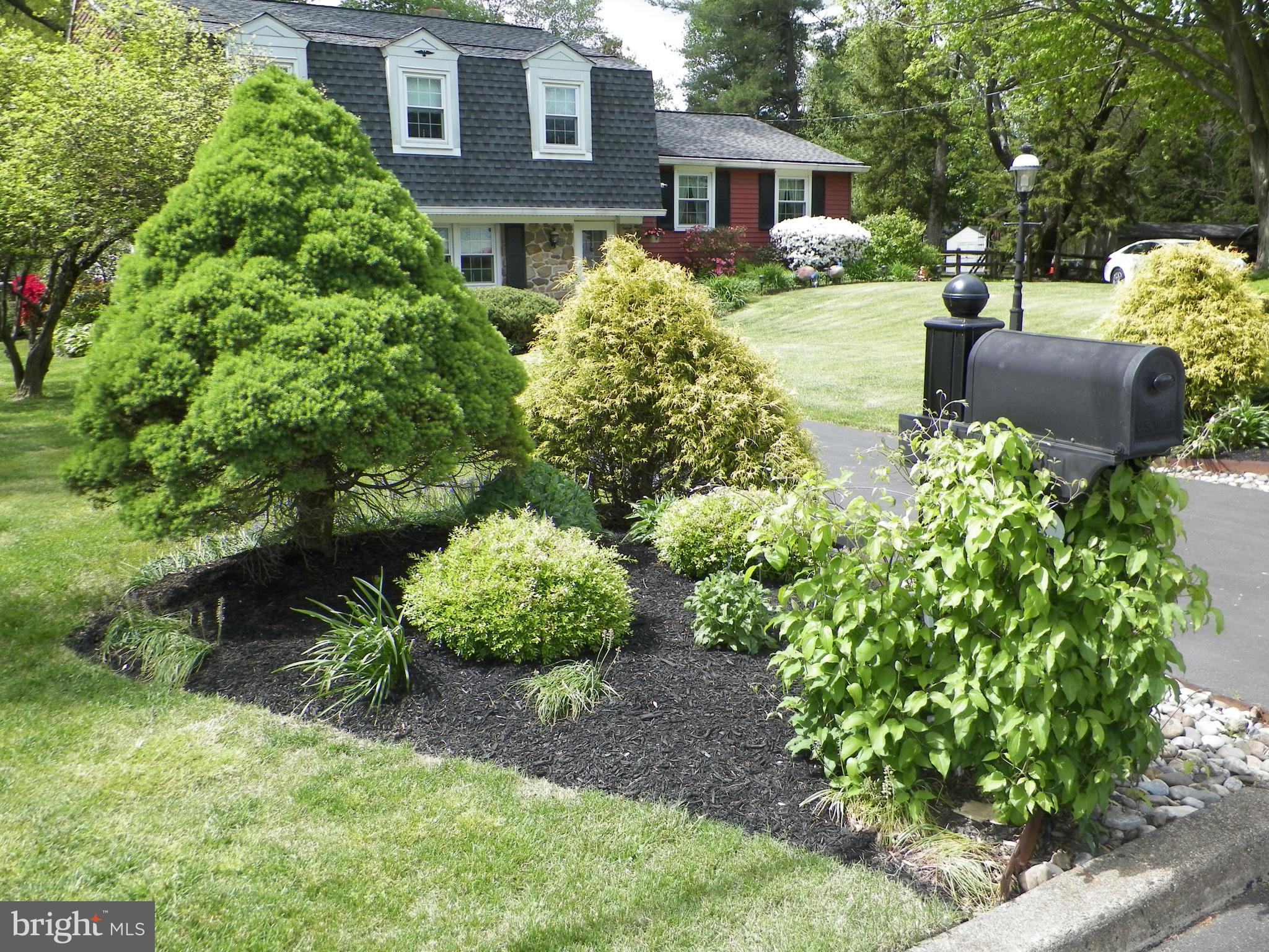 30 Norwood Road Warminster, PA 18974 - Photo 2 of 28 Flower Bed