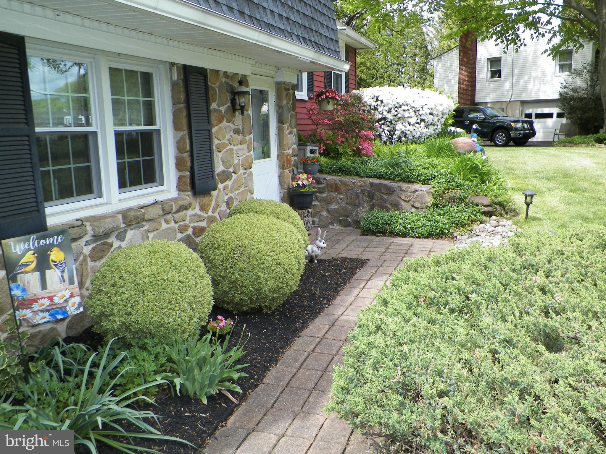 30 Norwood Road Warminster, PA 18974 - Photo 4 of 28 Front Walkway