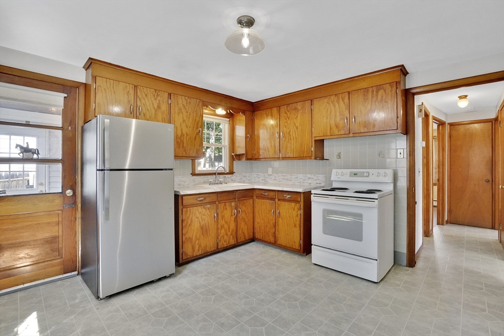 267 Connecticut Avenue Springfield, MA 01104 - Photo 3 of 41