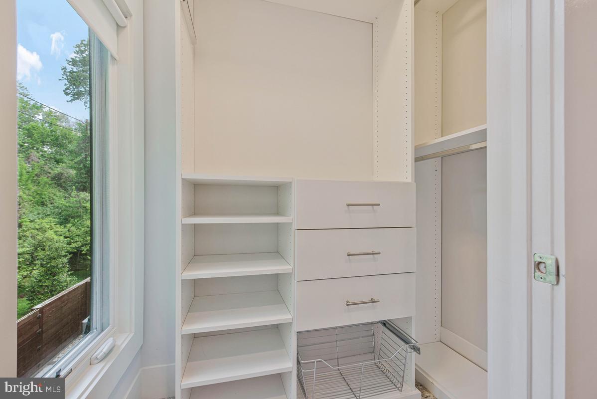5131 Willet Bridge Road Bethesda, MD 20816 - Photo 22 of 42 Anther primary closet