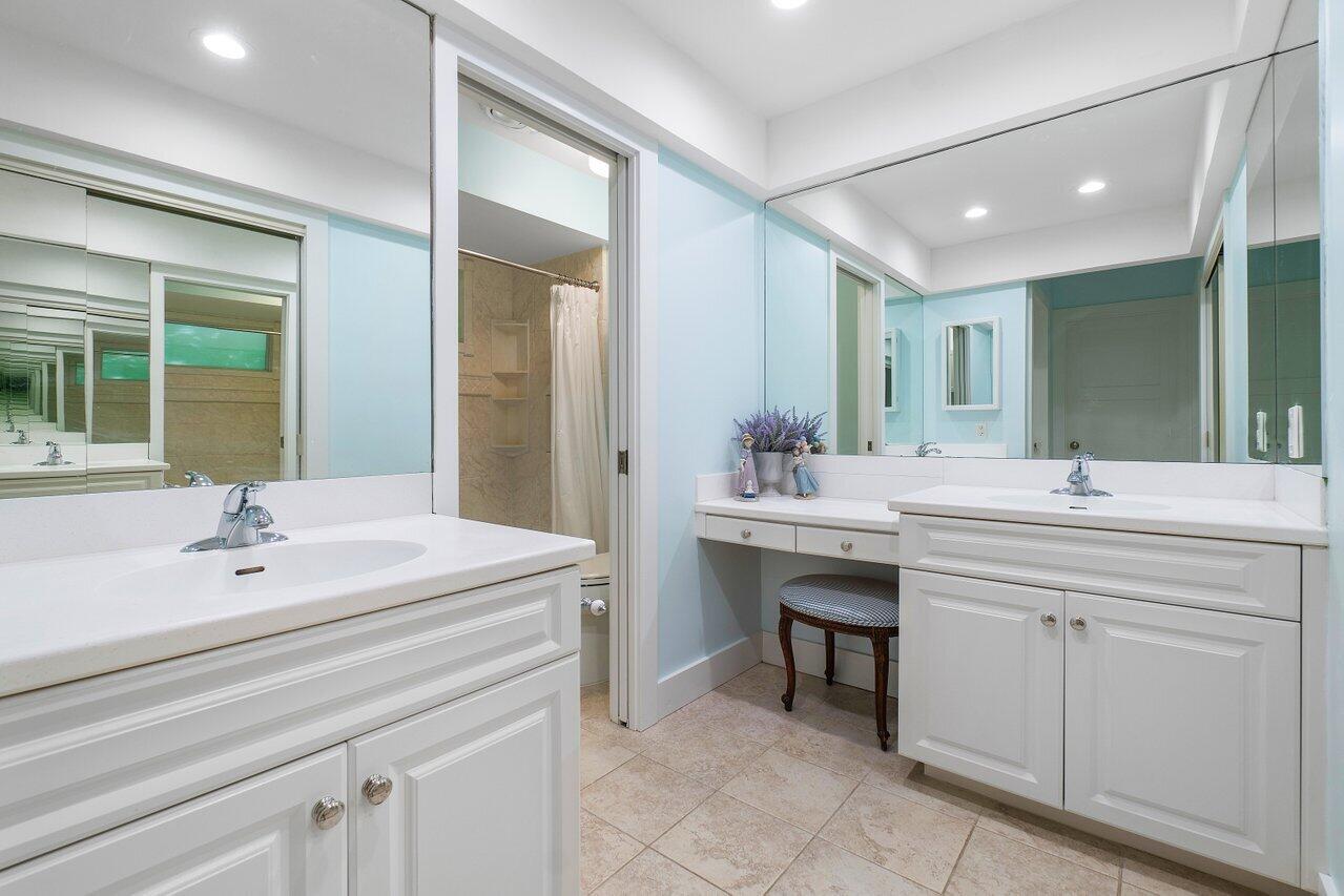 19 Saddleback Road Tequesta, FL 33469 - Photo 22 of 49 Primary Bathroom