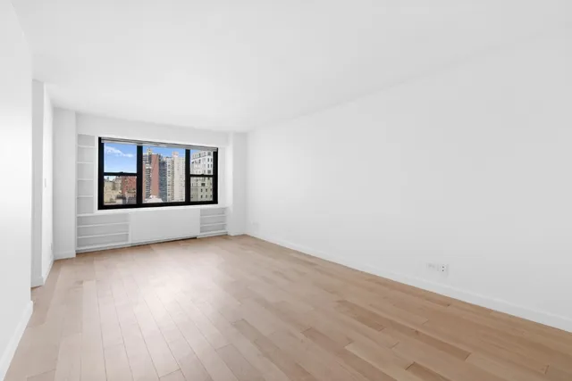 $895,000 | 345 East 80th Street, Unit 18A | Upper East Side