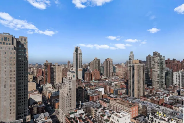$895,000 | 345 East 80th Street, Unit 18A | Upper East Side