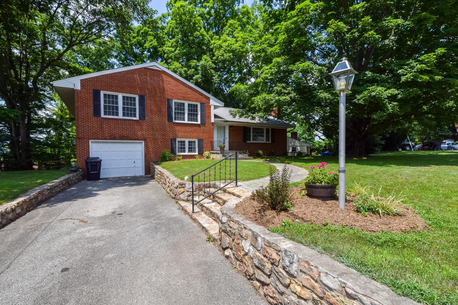 3075 Sedgefield Road Southwest Roanoke, VA 24018 - Photo 3 of 30 a front view of a house with garden