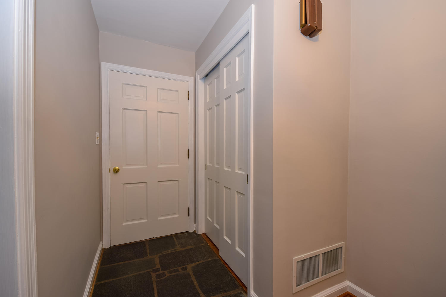 3075 Sedgefield Road Southwest Roanoke, VA 24018 - Photo 4 of 30 a view of hallway