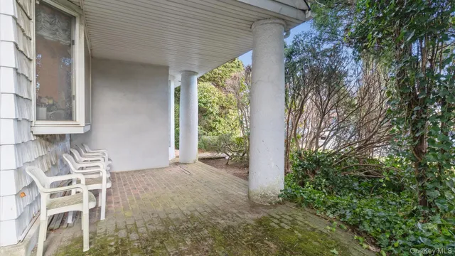 a view of entryway with patio