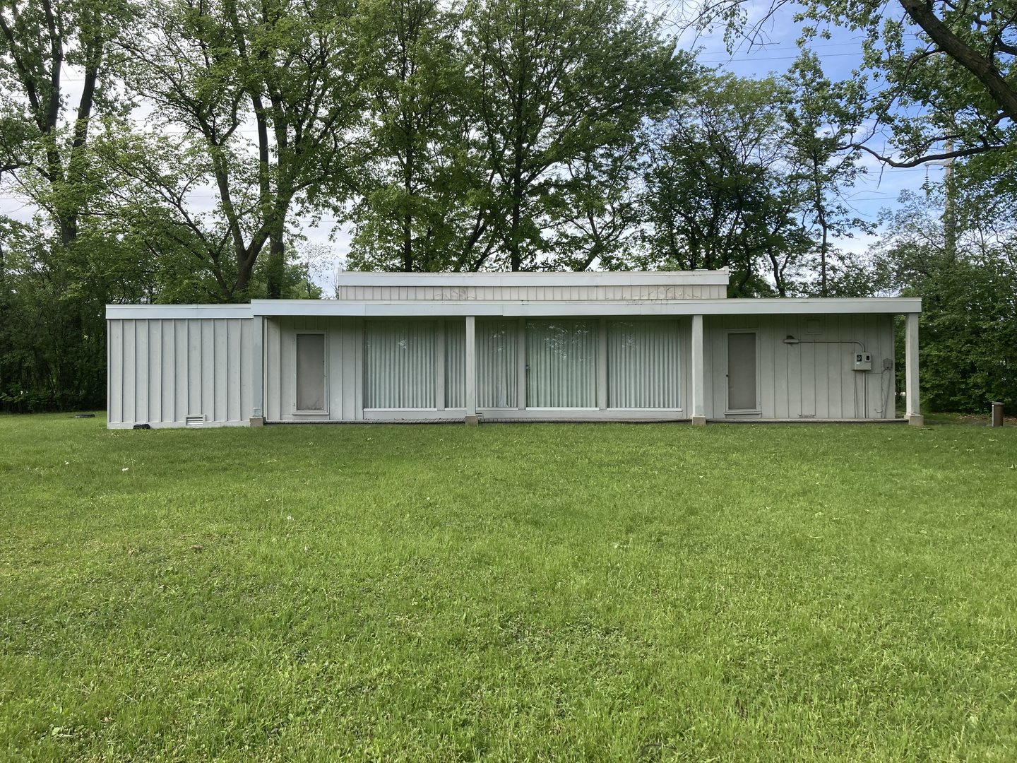 a view of a house with a backyard