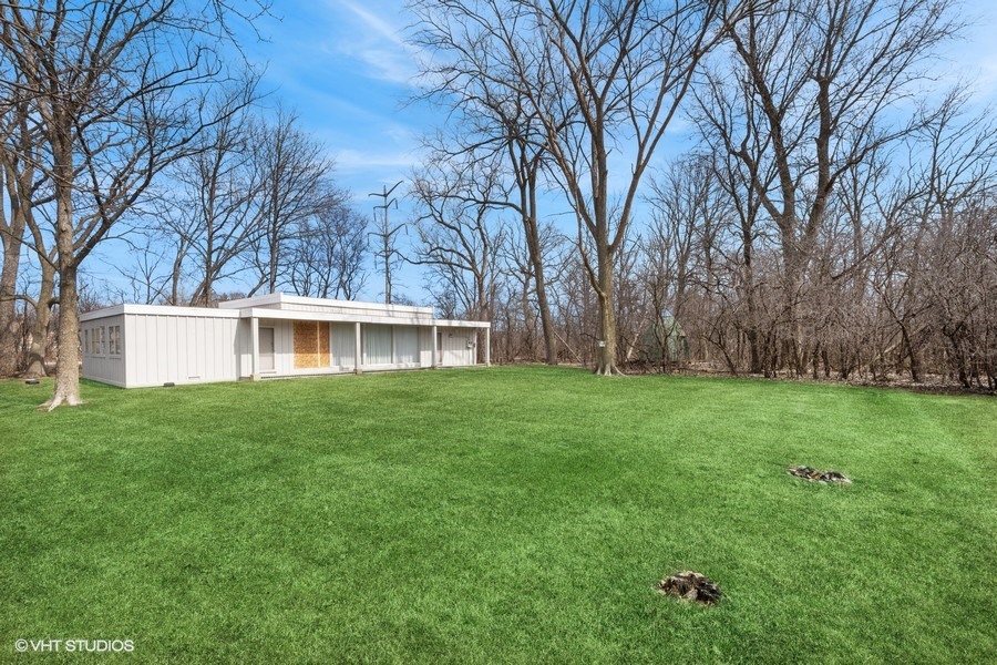 1 Morrison Road Northbrook, IL 60062 - Photo 3 of 5 a front view of a house with garden