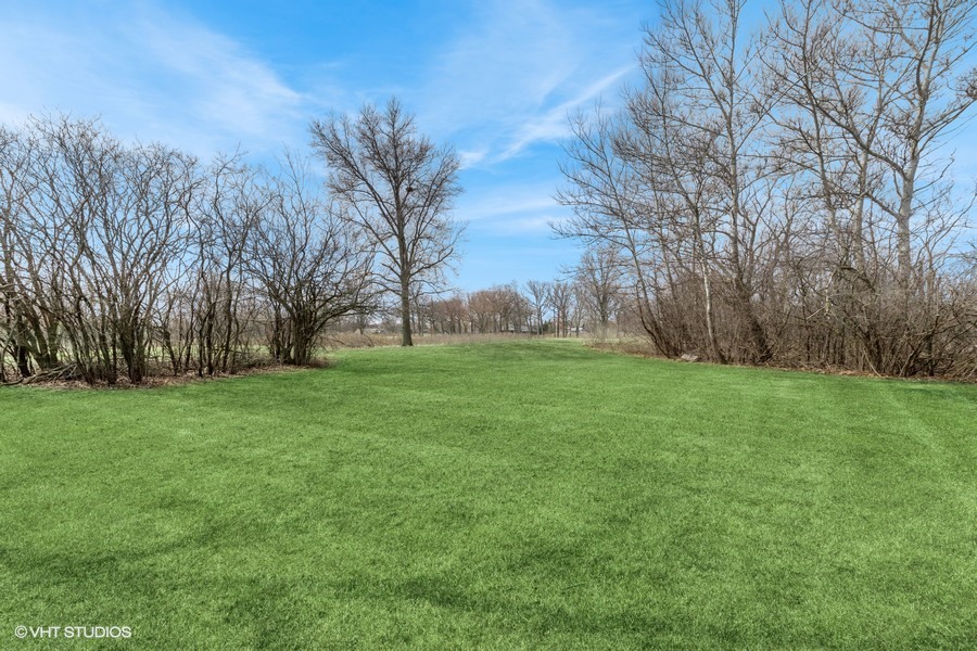1 Morrison Road Northbrook, IL 60062 - Photo 4 of 5 a backyard of a house with lots of green space