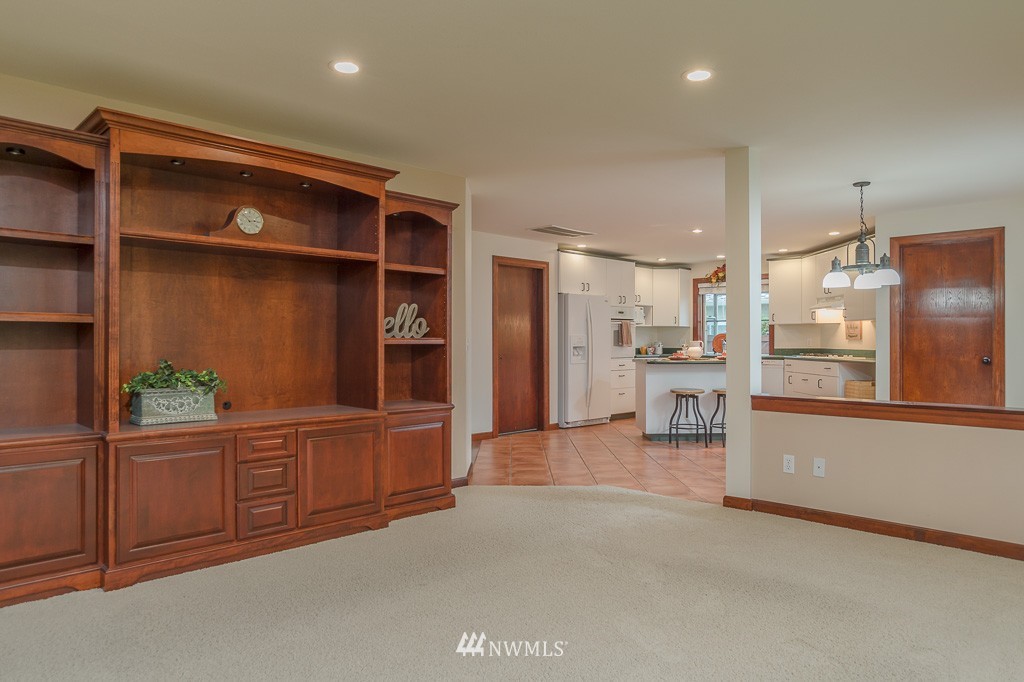 34737 9th Place Southwest Federal Way, WA 98023 - Photo 4 of 25 Gallery Image 4
