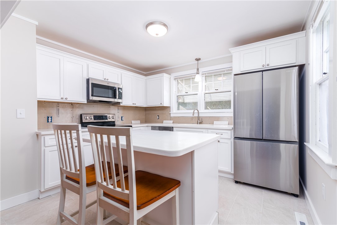 196 Bradford Road Westerly, RI 02808 - Photo 10 of 37