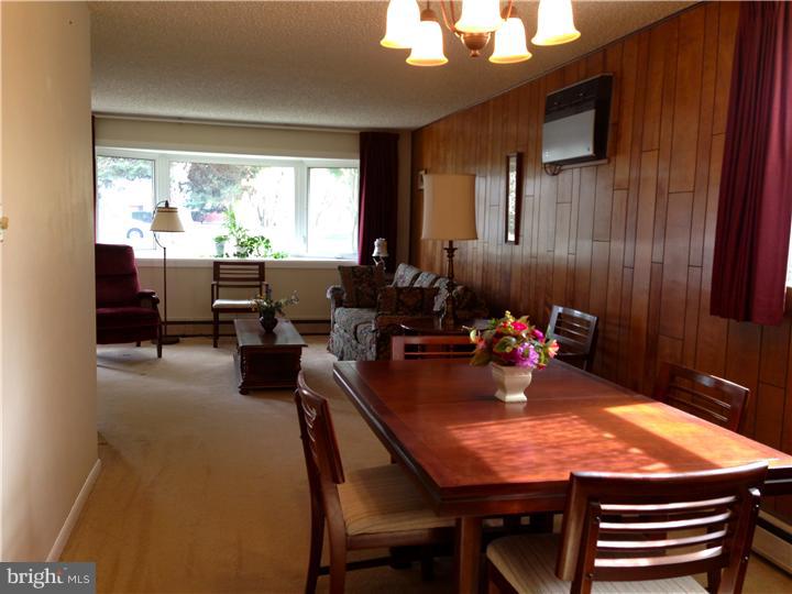 724 Cambridge Road Brookhaven, PA 19015 - Photo 4 of 21 Living Room