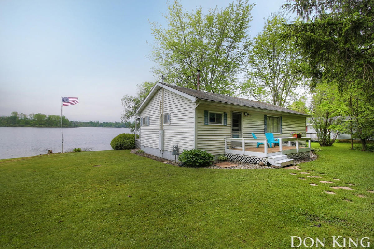 13291 Clausen Road Trufant, MI 49347 - Photo 3 of 31 IMG_1107