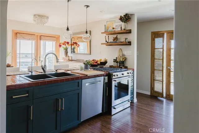 a view of sitting area with furniture