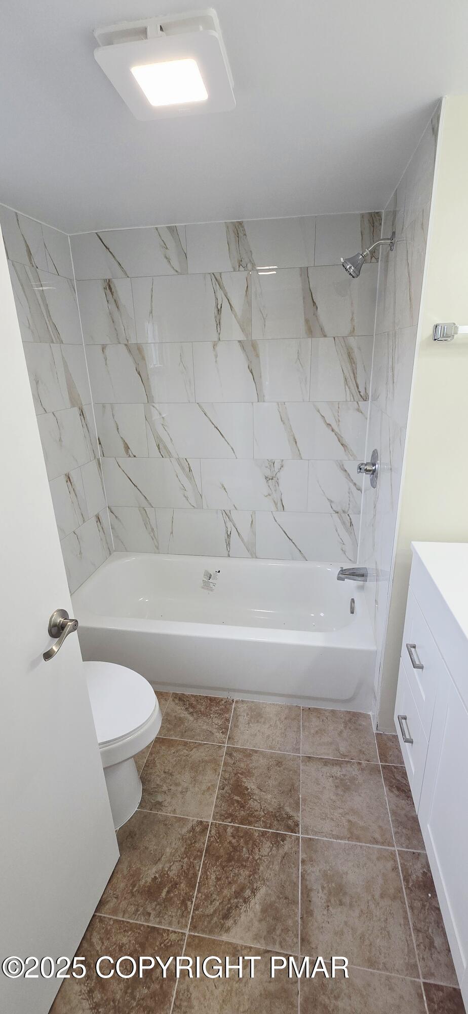 117 Rinker Road Stroudsburg, PA 18360 - Photo 23 of 33 a bathroom with a bathtub and toilet
