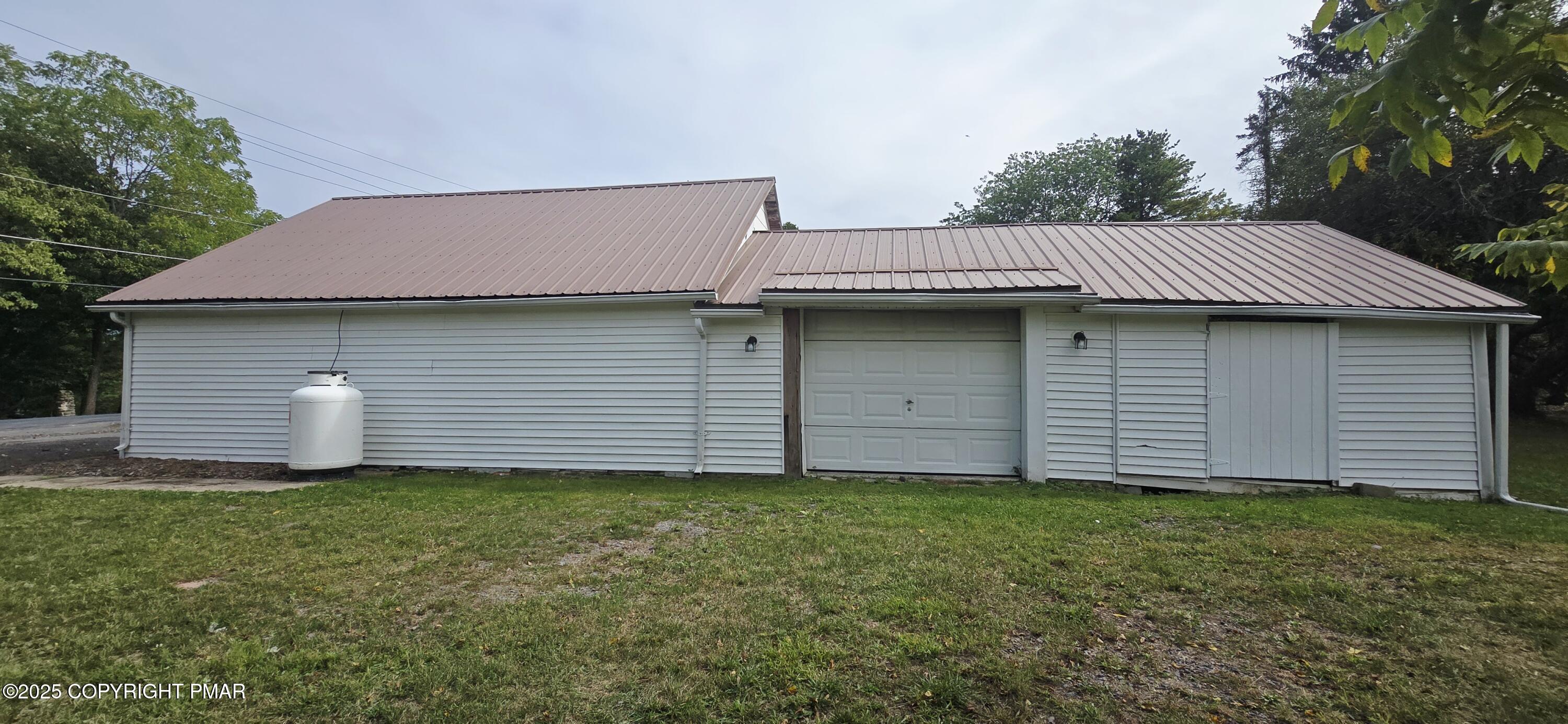 117 Rinker Road Stroudsburg, PA 18360 - Photo 6 of 33 a front view of a house with garden