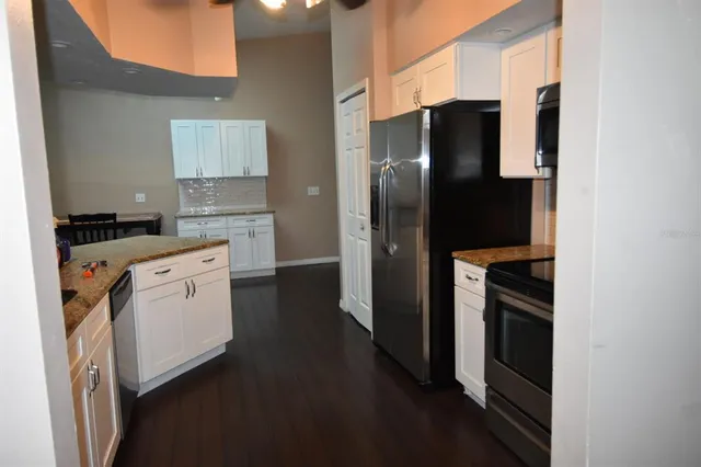 a view of empty room with a ceiling fan