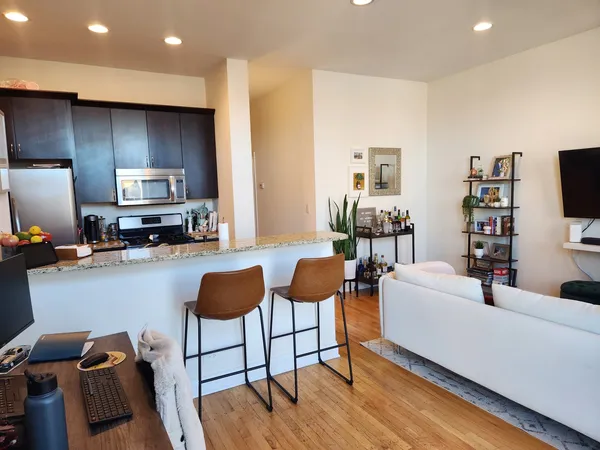 $2,450 | 918 West Belmont Avenue, Unit 306, Chicago, IL 60657
