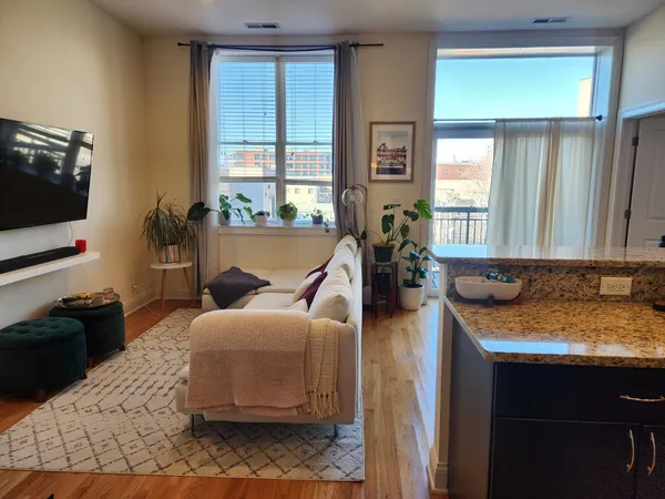 $2,450 | 918 West Belmont Avenue, Unit 306, Chicago, IL 60657