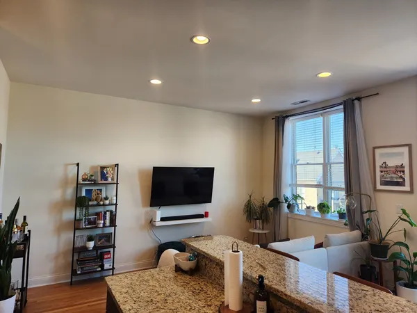 $2,450 | 918 West Belmont Avenue, Unit 306, Chicago, IL 60657