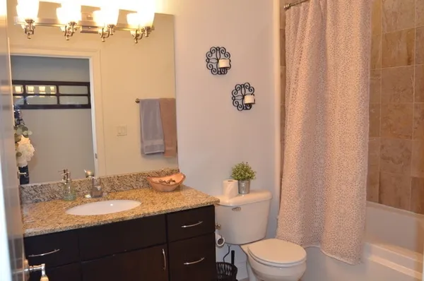 $2,450 | 918 West Belmont Avenue, Unit 306, Chicago, IL 60657