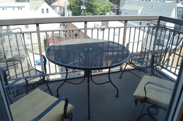 $2,450 | 918 West Belmont Avenue, Unit 306, Chicago, IL 60657