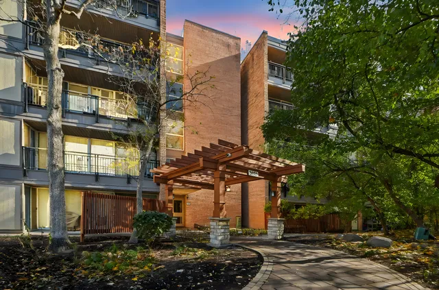 $199,000 | 5900 Oakwood Drive, Unit 1K, Lisle, IL 60532