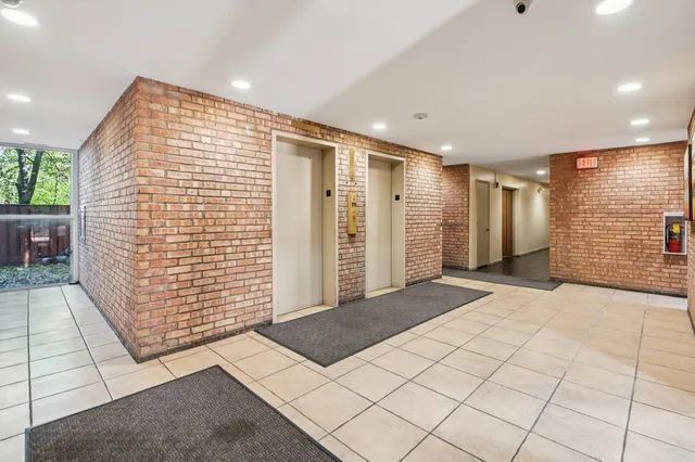 $199,000 | 5900 Oakwood Drive, Unit 1K, Lisle, IL 60532