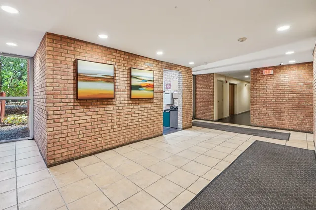 $199,000 | 5900 Oakwood Drive, Unit 1K, Lisle, IL 60532