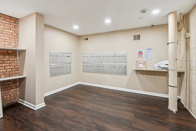 $199,000 | 5900 Oakwood Drive, Unit 1K, Lisle, IL 60532