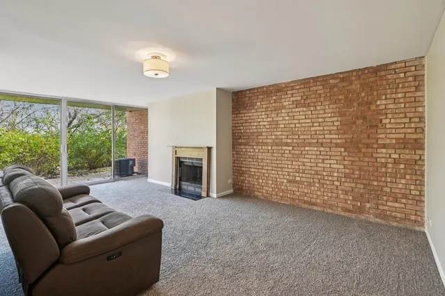 $199,000 | 5900 Oakwood Drive, Unit 1K, Lisle, IL 60532