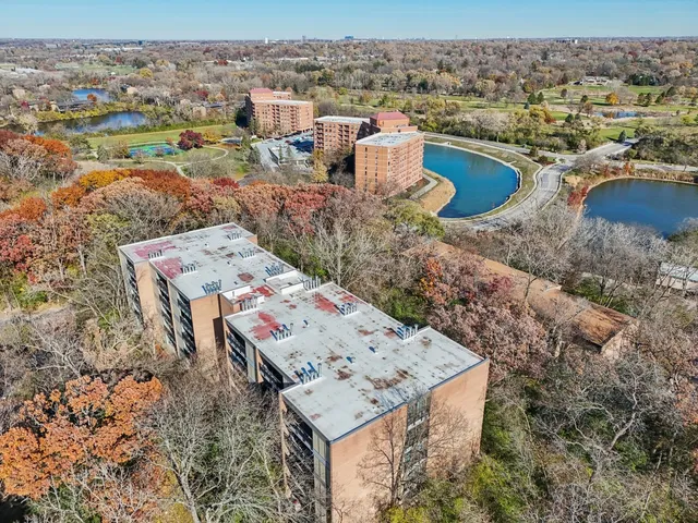 $199,000 | 5900 Oakwood Drive, Unit 1K, Lisle, IL 60532