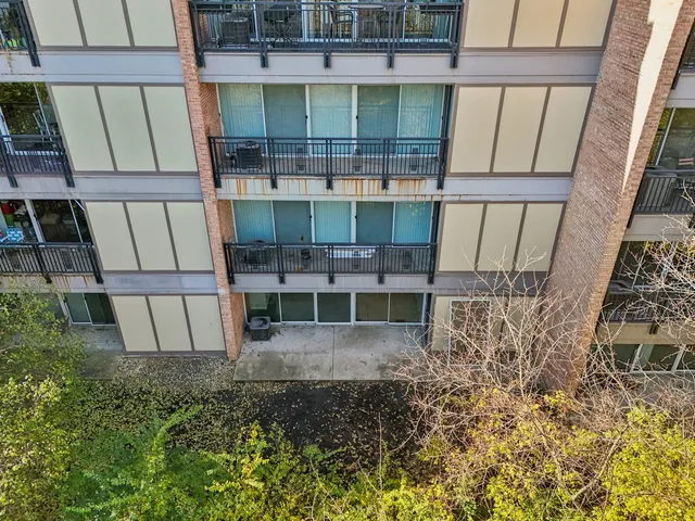 $199,000 | 5900 Oakwood Drive, Unit 1K, Lisle, IL 60532