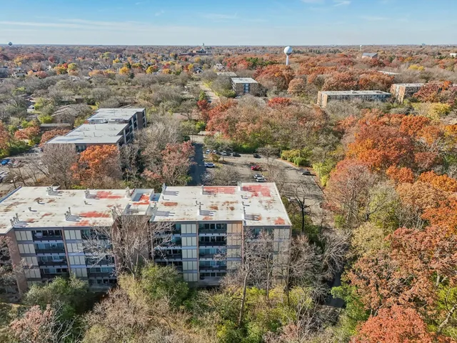 $199,000 | 5900 Oakwood Drive, Unit 1K, Lisle, IL 60532