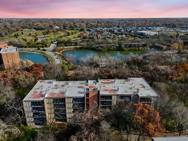 $199,000 | 5900 Oakwood Drive, Unit 1K, Lisle, IL 60532