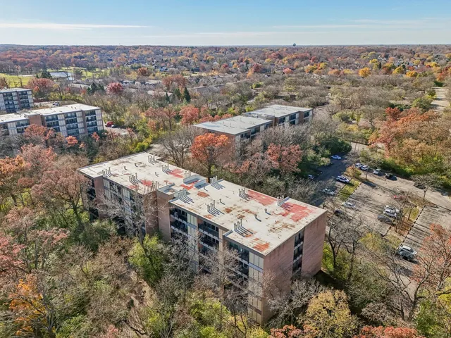 $199,000 | 5900 Oakwood Drive, Unit 1K, Lisle, IL 60532