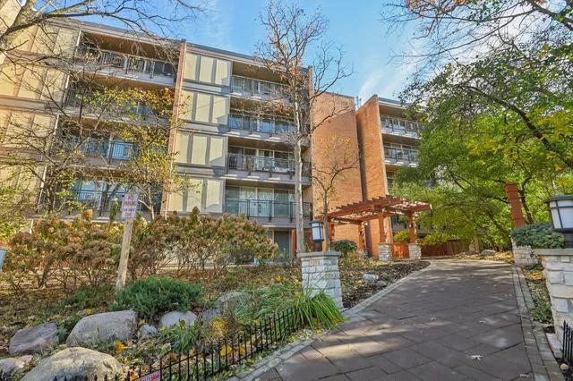 $199,000 | 5900 Oakwood Drive, Unit 1K, Lisle, IL 60532