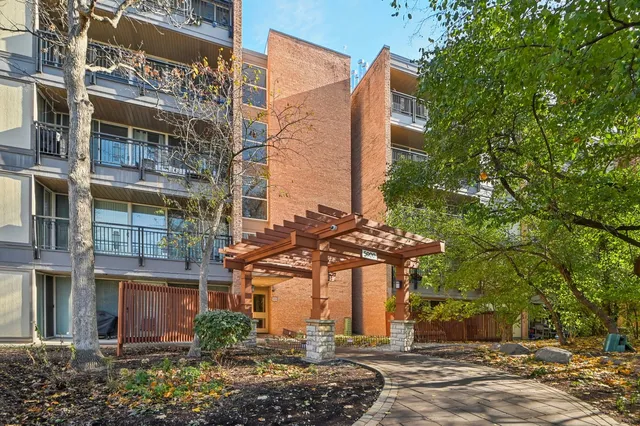 $199,000 | 5900 Oakwood Drive, Unit 1K, Lisle, IL 60532