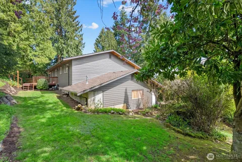 a view of a house with backyard and garden