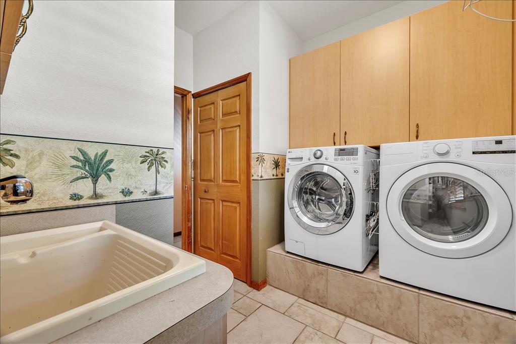 10597 Southwest Kissimmee Road Arcadia, FL 34269 - Photo 27 of 54 a utility room with sink dryer and washer