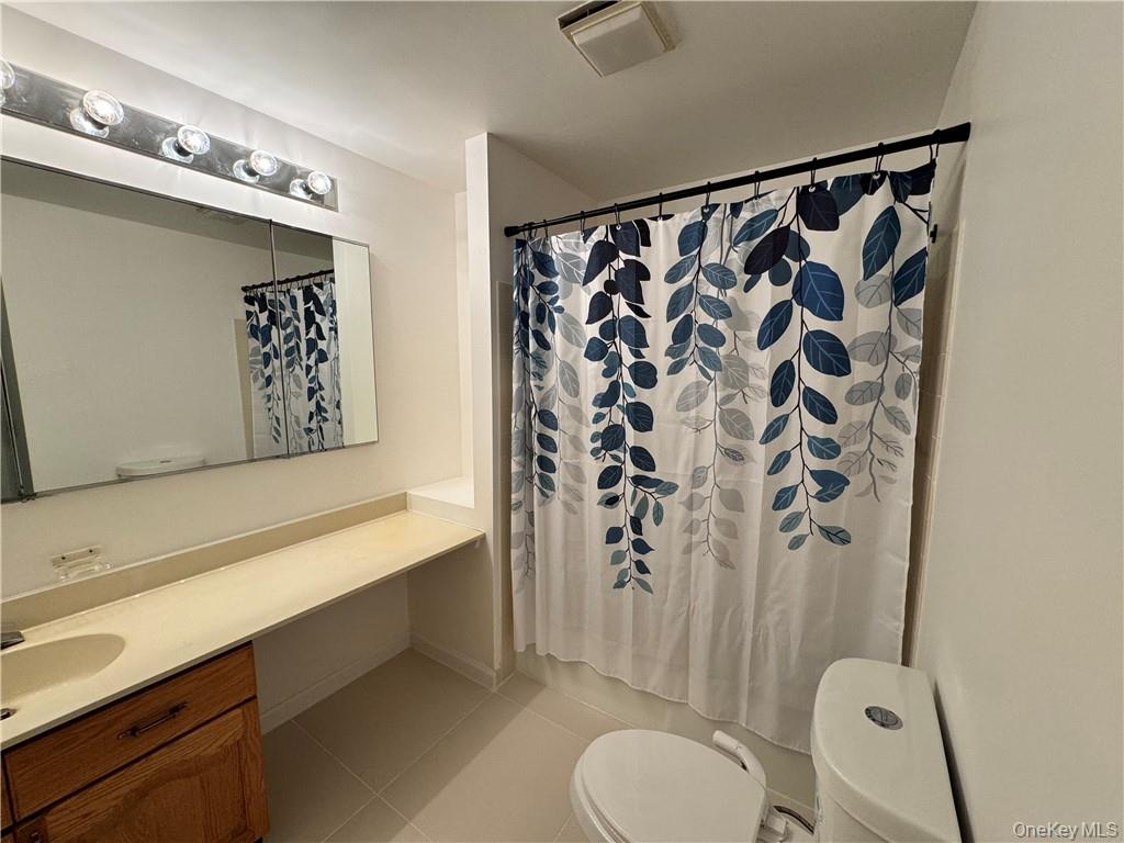 17 Rambling Brook Road Chappaqua, NY 10514 - Photo 23 of 32 Full hall bath on second floor is updated and freshly painted