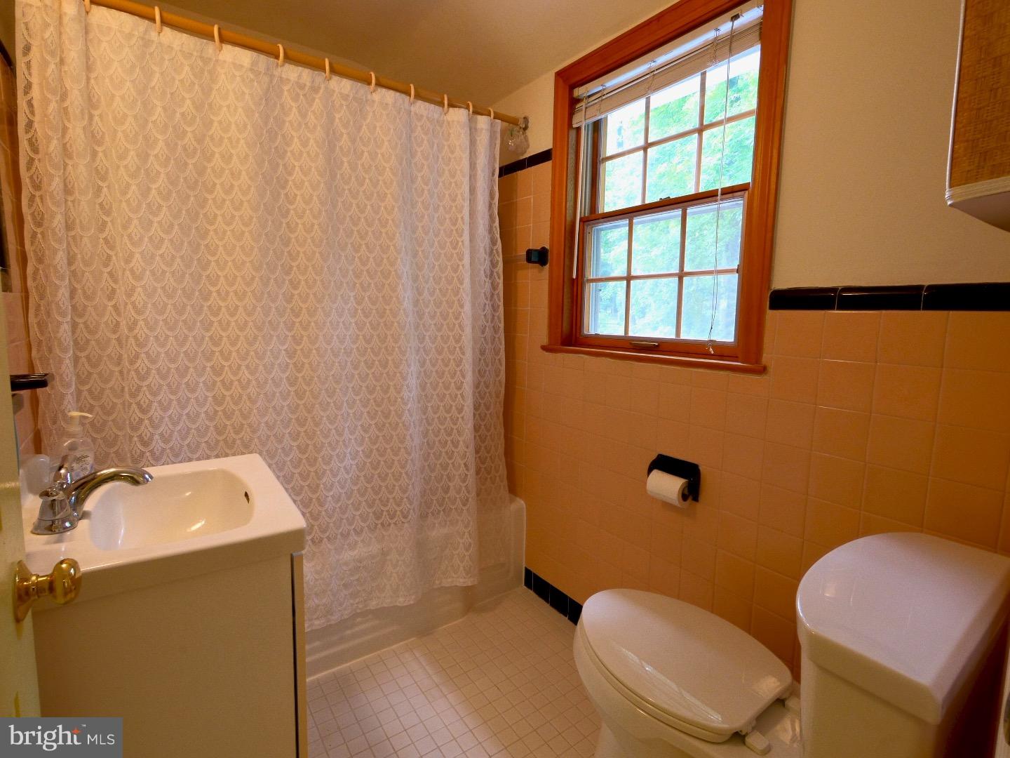 1011 West Avenue Springfield, PA 19064 - Photo 15 of 21 Bathroom