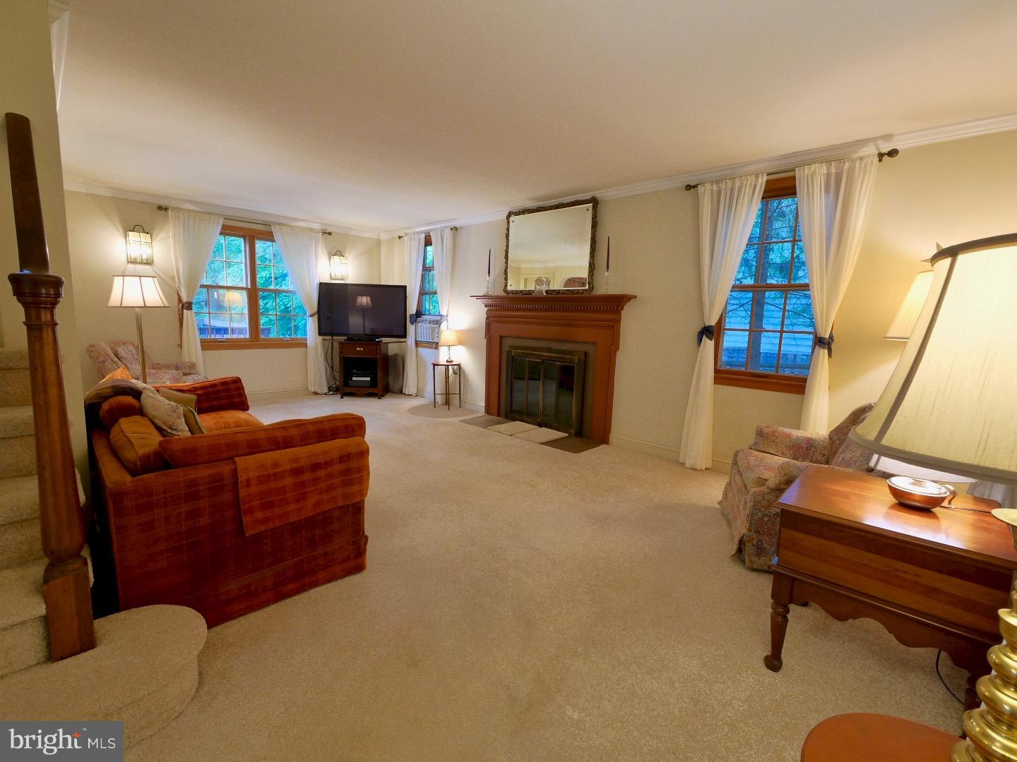 1011 West Avenue Springfield, PA 19064 - Photo 5 of 21 Living Room