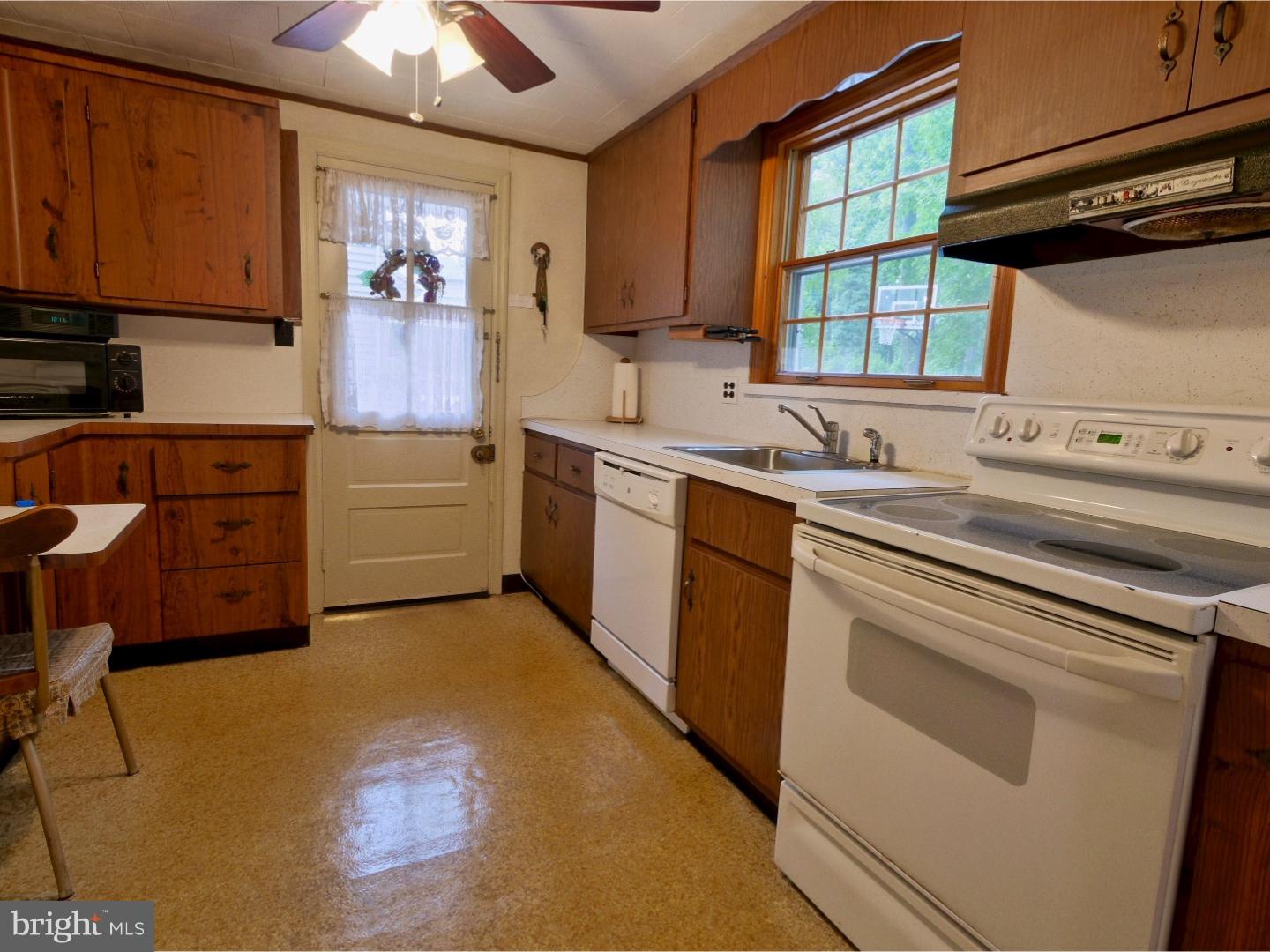 1011 West Avenue Springfield, PA 19064 - Photo 9 of 21 Kitchen