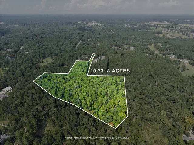 a sign that is sitting on a brick wall