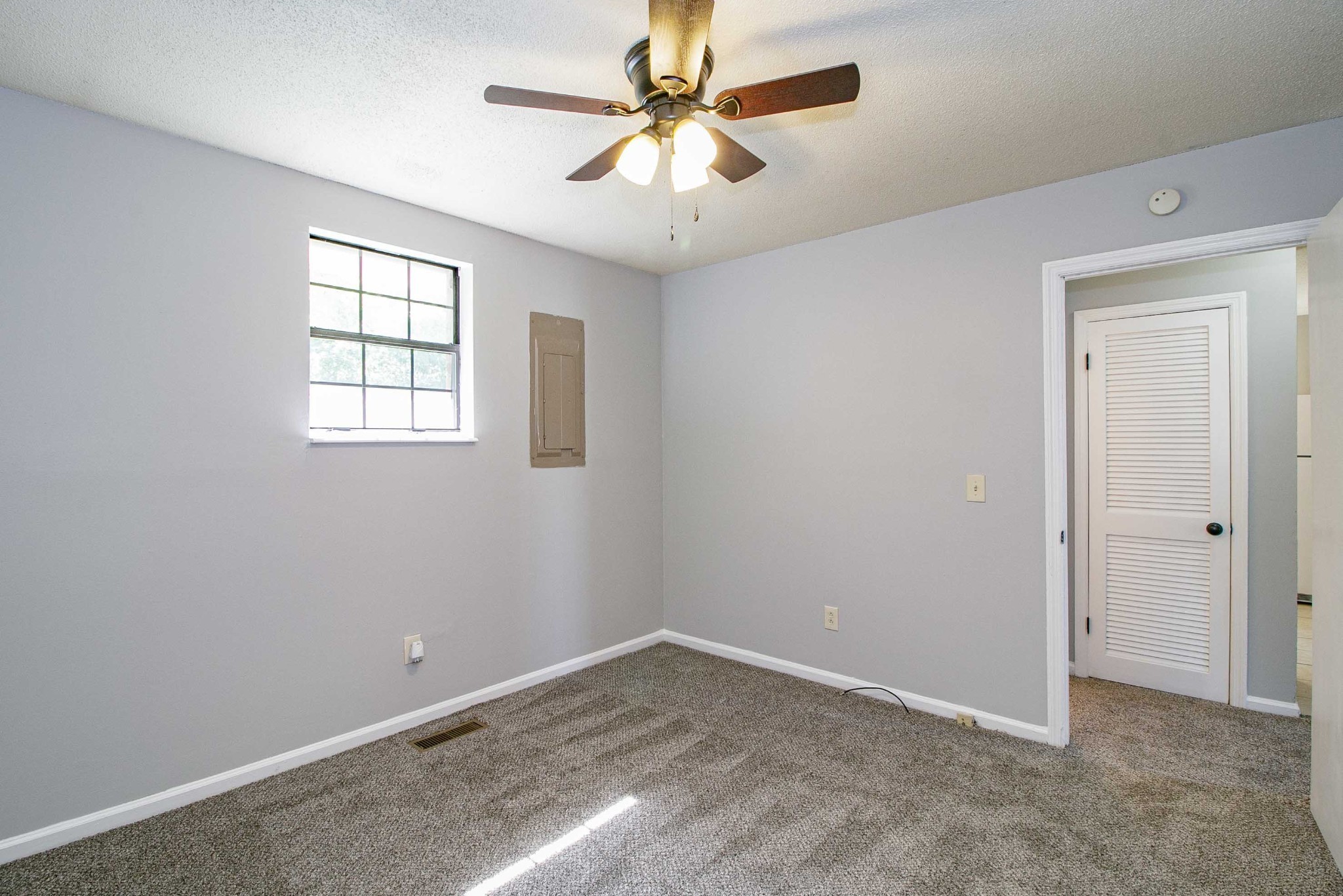 1100 Mcdaniel Road Clarksville, TN 37043 - Photo 35 of 71 an empty room with windows and fan