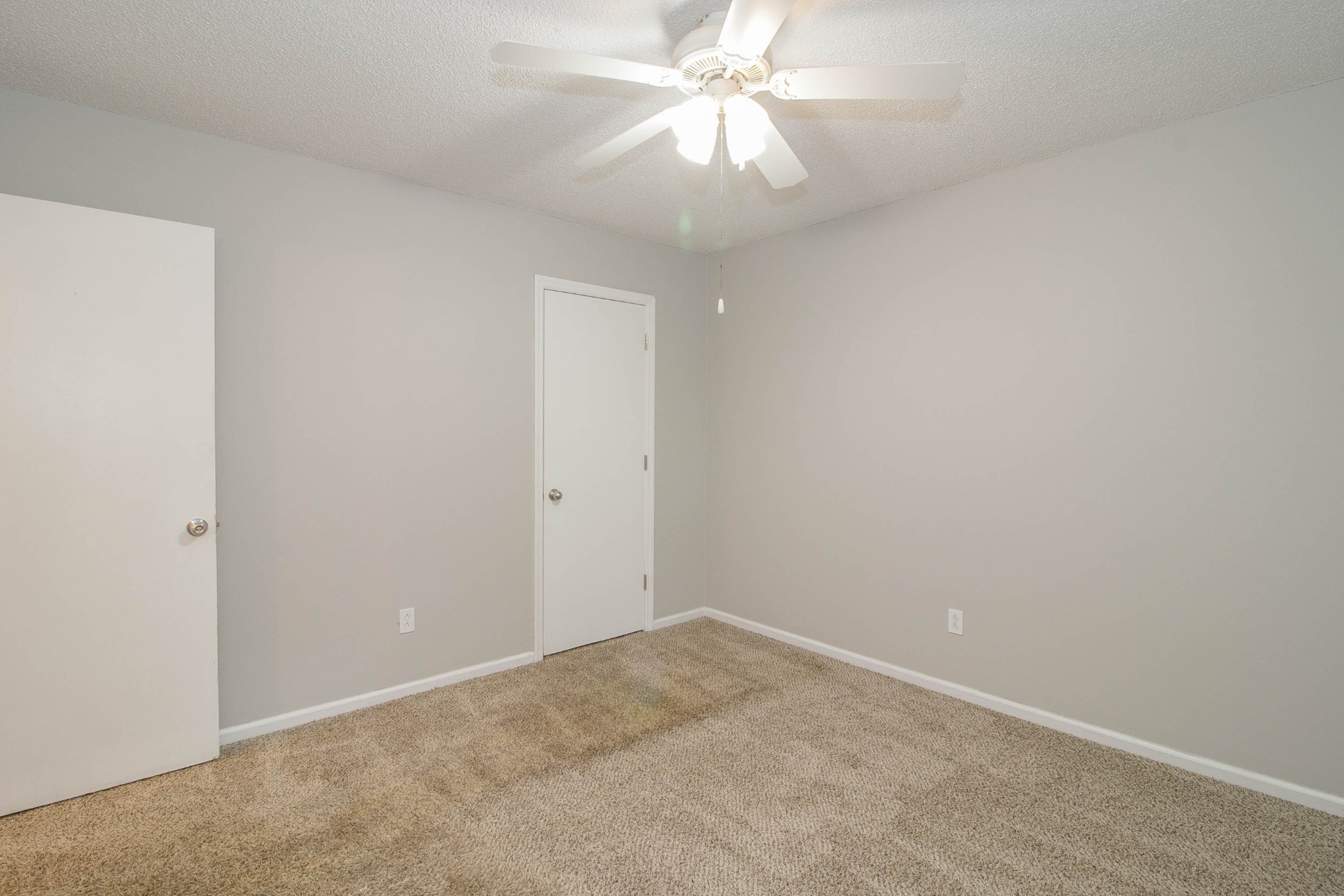 1100 Mcdaniel Road Clarksville, TN 37043 - Photo 63 of 71 an empty room with a chandelier fan and closet