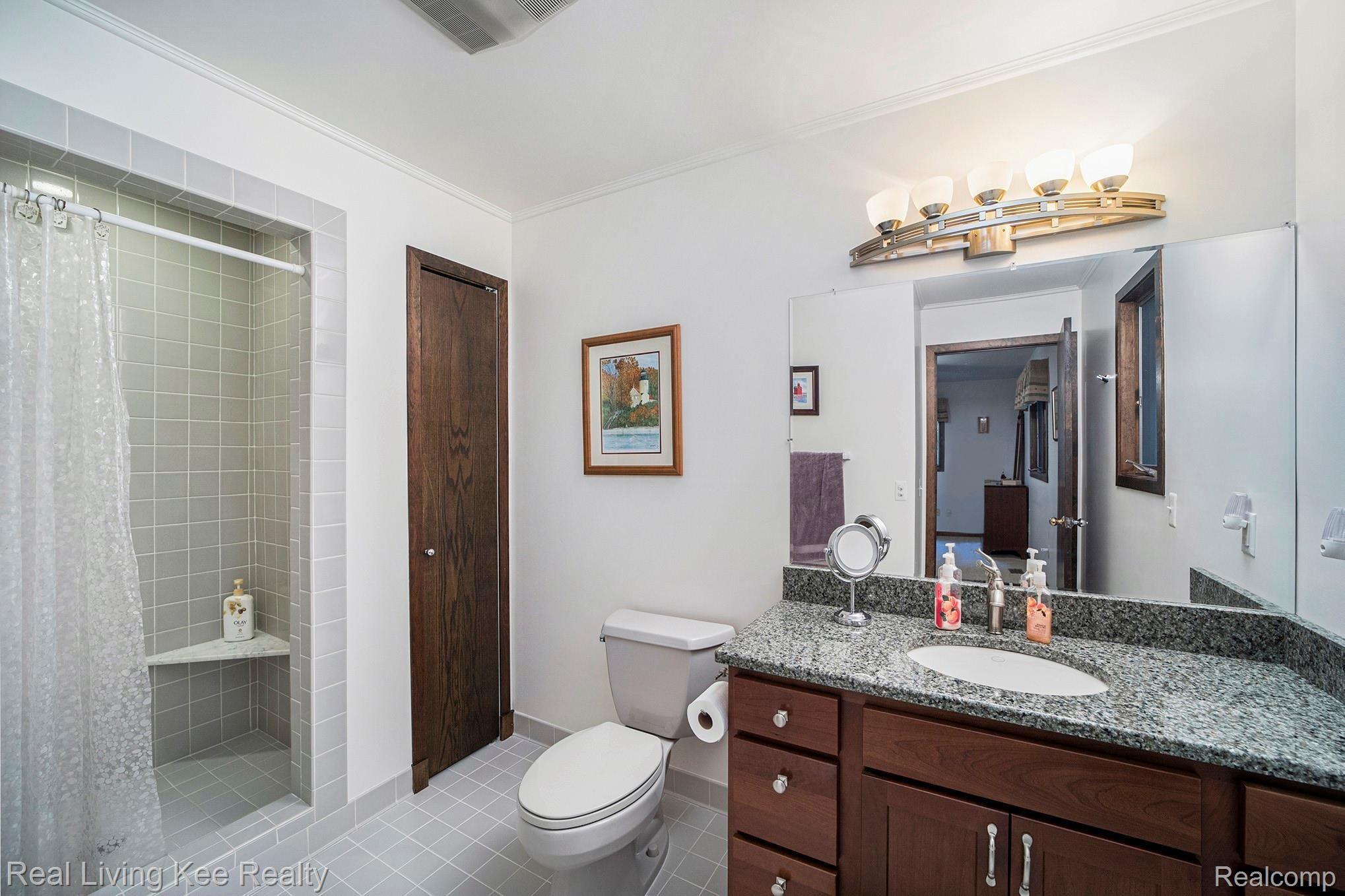 2631 Harrington Road Rochester, MI 48307 - Photo 27 of 38 Master bath with newer vanity and granite counter tops!